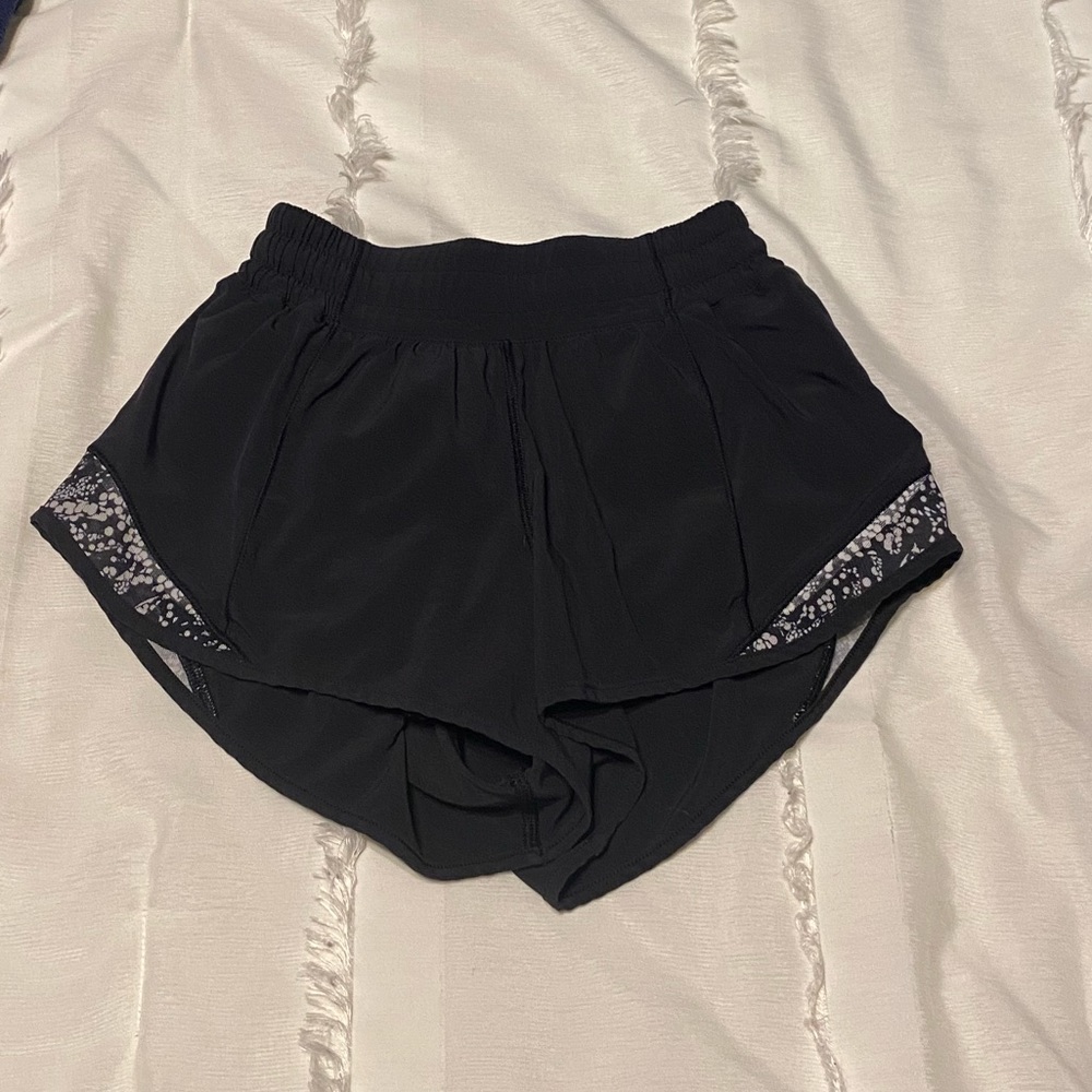 Lululemon Hotty Hot Low-Rise Lined short 2.5”